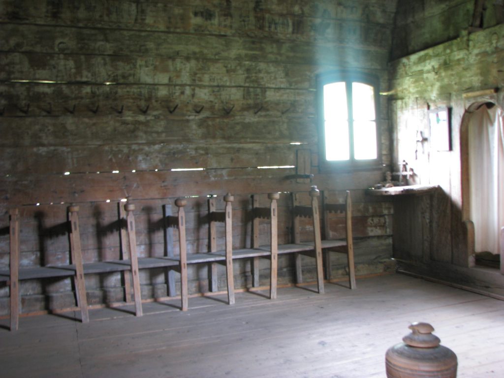 scaunele din biserica de lemn Poieniţa Voinii