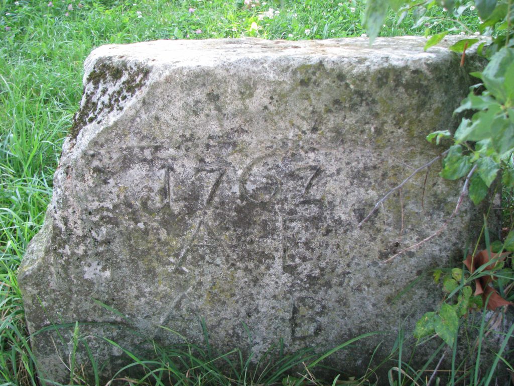piatra cu an inscriptionat 1767 rotunda