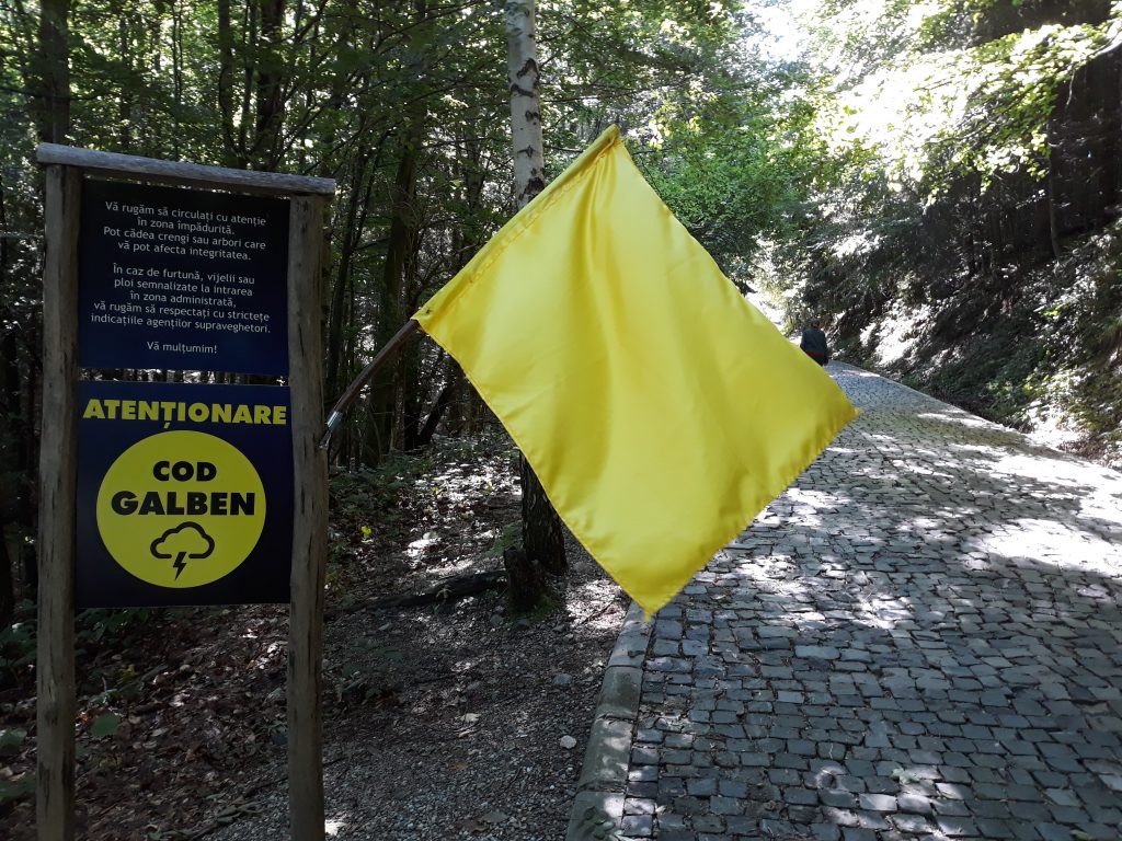 panou informativ si steag galben pentru turisti Sarmizegetusa regia cod galben
