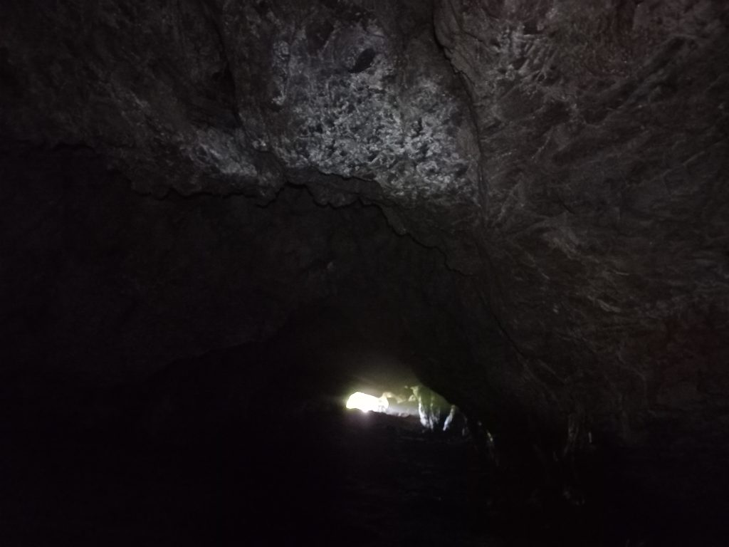vedere spre lumina de la capatul tunelului peștera Românești
