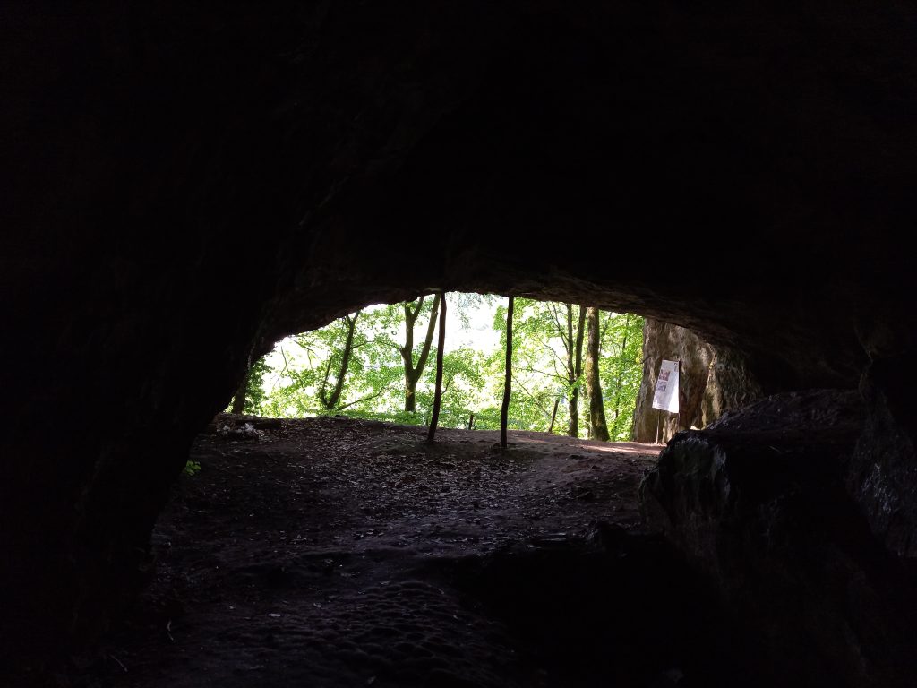 intrare peștera Românești judetul timis