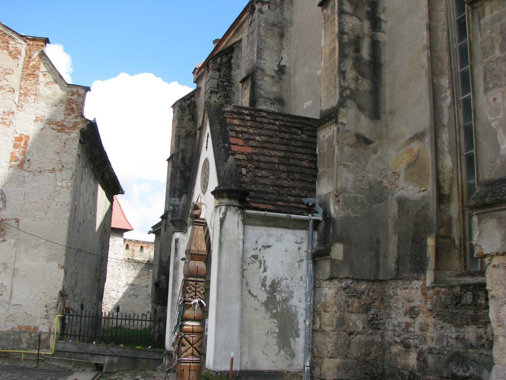 intrarea in biserica din Aiud vazuta din lateral