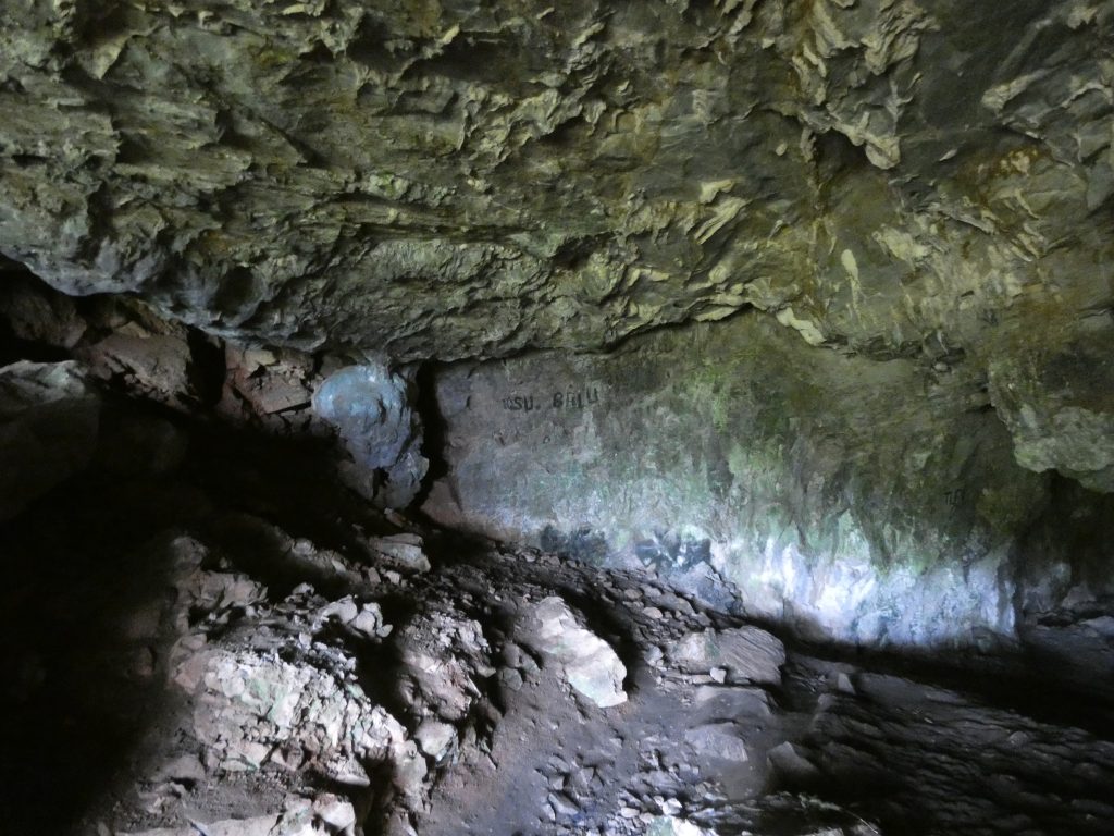 intrarea de la peștera Românești