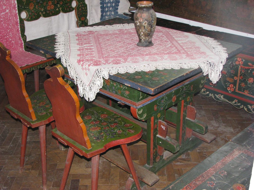 Masă cu scaune pictate, muzeul Rimetea, Alba