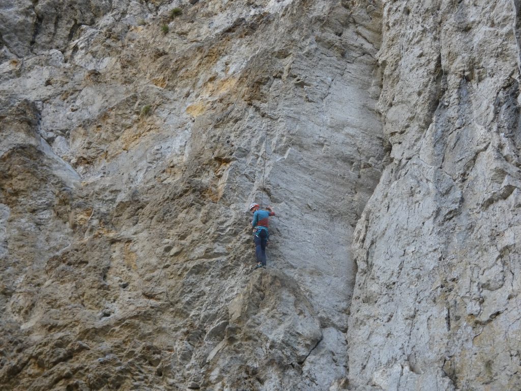 Alpinist în Prăpăstiile Zărneștiului, jud. Brașov