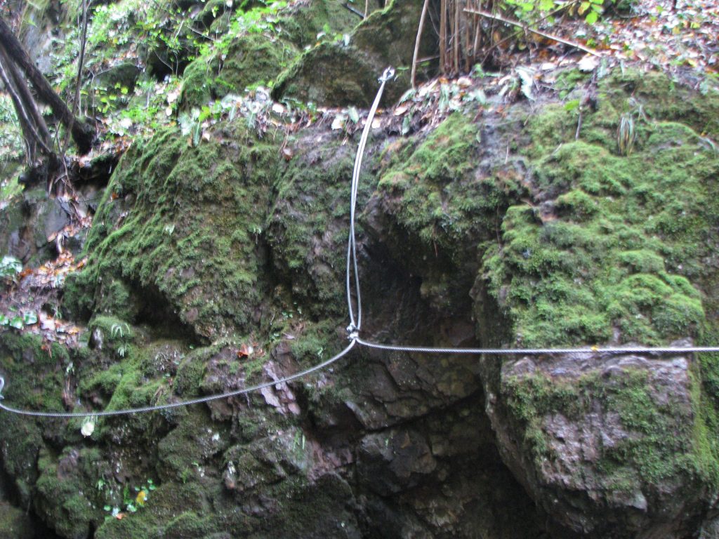 Cheile Borzești, porțiune cu cabluri