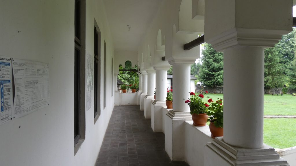 Pridvor cu coloane specifice, casa memorială I. G. Duca