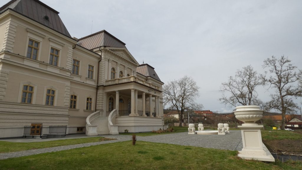 Castelul Banffy Răscruci, intrarea principală