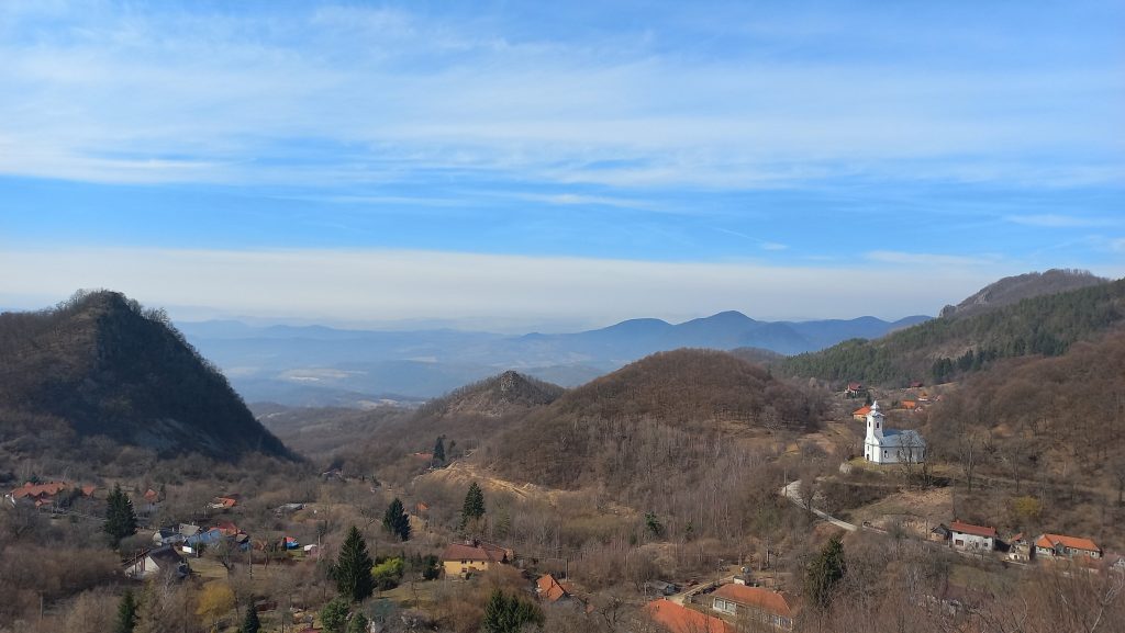 Vedere spre valea Mureșului din Săcărâmb, biserica trăznită