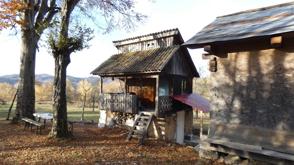 Gospodărie între Obârșia și Cota 0