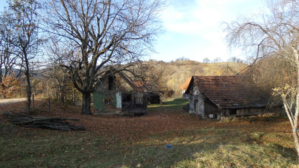 Gospodărie părăsită între Obârșia și Cota 0